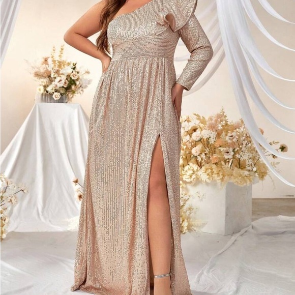 Elegant gold sequined formal. Never worn and with tags. - Picture 3 of 5